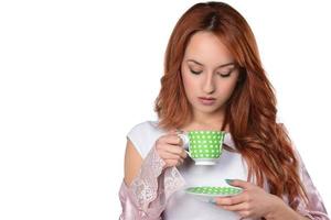 bellissimo donna potabile Tè, potabile caffè, studio ritratto foto