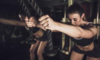 donna fare un' allenarsi a il fitness palestra. foto