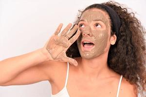 bellezza procedure pelle cura concetto. giovane donna l'applicazione facciale grigio fango argilla maschera per sua viso foto