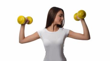 determinato donna perdente peso e esercizio con manubri foto