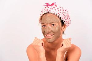 bellezza procedure pelle cura concetto. giovane donna l'applicazione facciale grigio fango argilla maschera per sua viso foto