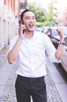 asiatico attività commerciale maschio modello parlando su il suo cellula Telefono foto