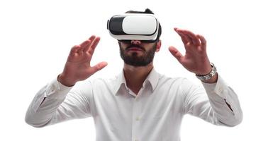 uomo sperimentare virtuale la realtà indossare virtuale la realtà bicchieri foto