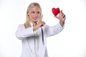 cardio cuore chirurgo mani Tenere rosso cuore forma su bianca sfondo foto