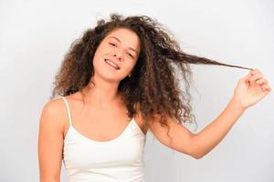 disperato donna con disordinato Riccio capelli foto