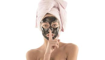 bellissimo ragazza con nero facciale cosmetico maschera. bellezza concetto. isolato foto