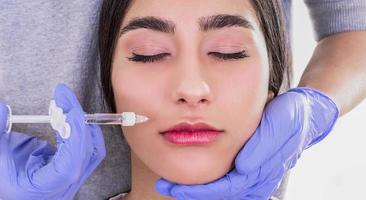 giovane donna prende iniezione di botox. anti età iniezione foto