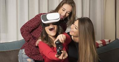 amici giocando video Giochi indossare virtuale la realtà bicchieri foto