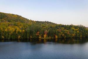 aereo Visualizza di amherst lago nel autunno fogliame nel plymouth, Vermont. foto