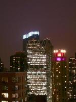 il orizzonte di midtown Manhattan nel il sera nel nuovo York città. foto