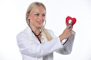 cardio cuore chirurgo mani Tenere rosso cuore forma su bianca sfondo foto