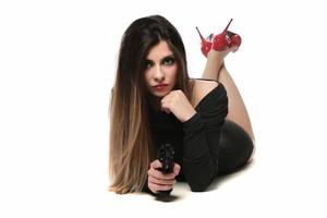 bellissimo femmina con rosso alto colline Tenere un' pistola. isolato foto