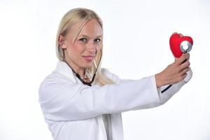 cardio cuore chirurgo mani Tenere rosso cuore forma su bianca sfondo foto