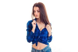 sensuale caldo ragazza nel camicia in posa su telecamera foto