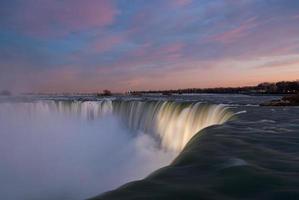 Niagara cascate a tramonto a partire dal il canadese lato. foto