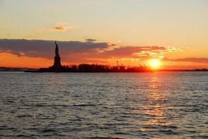 statua di libertà a tramonto nel nuovo York città. foto