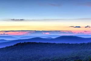 tramonto lungo il shenandoah valle e blu cresta montagne a partire dal shenandoah nazionale parco, Virginia foto