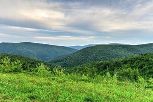 Visualizza di il shenandoah valle e blu cresta montagne a partire dal shenandoah nazionale parco, Virginia foto