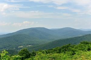 Visualizza di il shenandoah valle e blu cresta montagne a partire dal shenandoah nazionale parco, Virginia foto