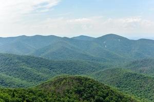 Visualizza di il shenandoah valle e blu cresta montagne a partire dal shenandoah nazionale parco, Virginia foto