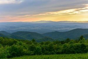 Visualizza di il shenandoah valle e blu cresta montagne a partire dal shenandoah nazionale parco, Virginia foto