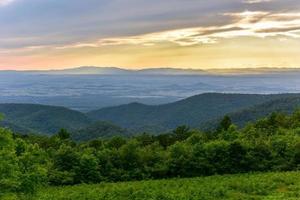 Visualizza di il shenandoah valle e blu cresta montagne a partire dal shenandoah nazionale parco, Virginia foto