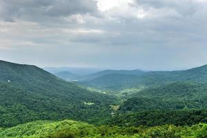 Visualizza di il shenandoah valle e blu cresta montagne a partire dal shenandoah nazionale parco, Virginia foto