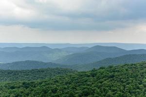 Visualizza di il shenandoah valle e blu cresta montagne a partire dal shenandoah nazionale parco, Virginia foto