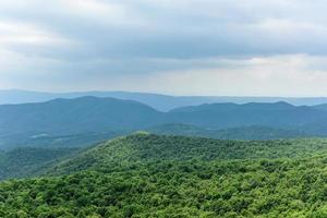 Visualizza di il shenandoah valle e blu cresta montagne a partire dal shenandoah nazionale parco, Virginia foto