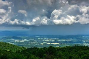 Visualizza di il shenandoah valle e blu cresta montagne a partire dal shenandoah nazionale parco, Virginia foto