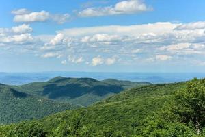 Visualizza di il shenandoah valle e blu cresta montagne a partire dal shenandoah nazionale parco, Virginia foto