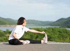 donna preparazione per jogging all'aperto foto