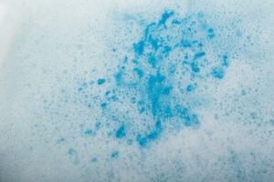 blu acqua coperto con schiuma e bolle di shampoo foto