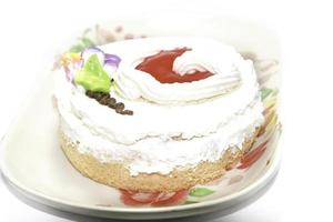 chiffon cake con gelatina ricoperta di panna montata su fondo bianco, fresca e fresca in una pasticceria pronta a servire ogni festa del mondo foto