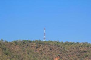 alta tensione energia poli siamo prodotta a partire dal idroelettrico dighe, leggero poli siamo collocato alto nel il montagne per consegnare elettrico energia per persone e industriale impianti. foto