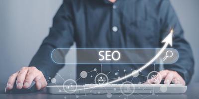 marketing mostrando SEO concetto attraverso virtuale icone , ottimizzazione analisi Strumenti, ricerca motore classifiche, sociale media siti basato su risultati analisi dati ,sito web classifiche per migliore risultati foto