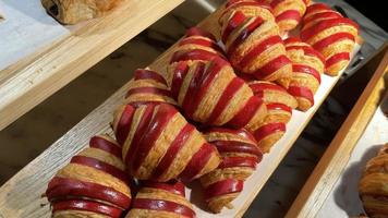 delizioso Natale Cornetti super delizioso caldo fresco burroso Cornetti e rotoli, francese e americano Cornetti foto