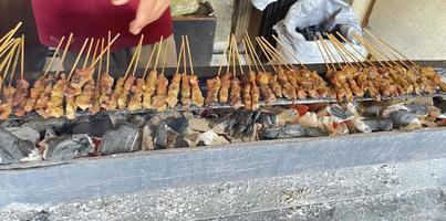 molto saporito Manzo satay carne grigliato al di sopra di carbone, Manzo spiedo delizioso foto