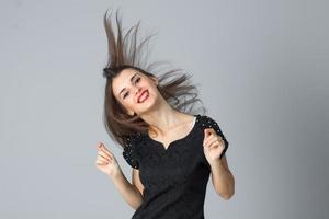 ragazza nel nero vestito in posa nel studio foto