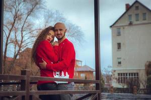 orizzontale foto di bella coppia abbracci su un' balcone inverno volta. Natale umore