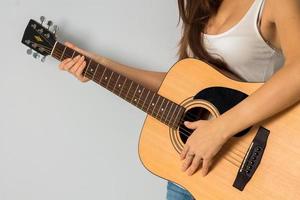 femmina con chitarra nel mani foto