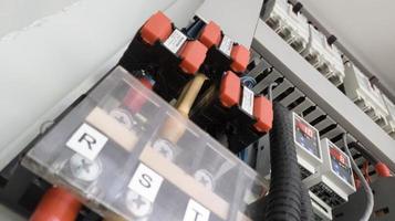installazione attuale trasformatore e principale interruttore ,contattori su il elettrico principale pannello per misurazione attuale. foto