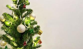 decorato Natale albero con colorato regalo scatola e campana isolato su bianca sfondo foto