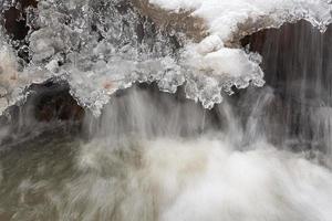 un' piccolo roccioso foresta fiume nel inverno foto