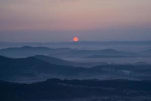 Alba, tramonto di heukseongsan montagna nel cheonan, chungcheongnam-do, Corea foto