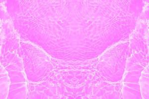 defocus sfocato trasparente viola colorato chiaro calma acqua superficie struttura con spruzzi e bolle. di moda astratto natura sfondo. acqua onde nel luce del sole con copia spazio. rosa acqua far cadere brillare foto