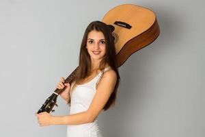 bella giovane ragazza con chitarra nel mani foto