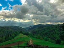 montagna e il sole raggi foto