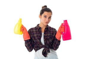 giovane domestica donna con detergenti foto