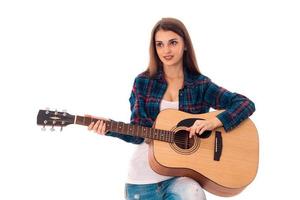 giovane brunetta ragazza con chitarra foto